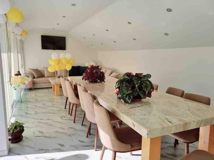 Dining 4, Sleeps13-privatepool-aircon-familyfriendly, Strumyani