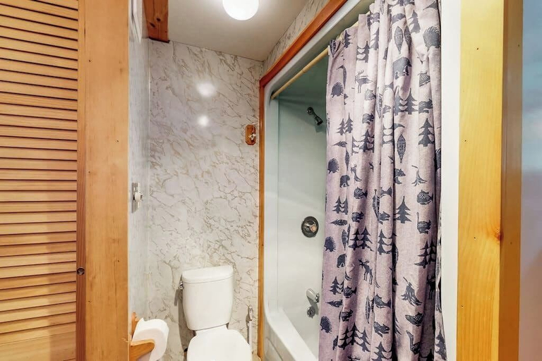 Bathroom 5, Dog-friendly Lakefront Log Cabin With Peaceful Atmosphere, Dock & Boat Launch, Somerset