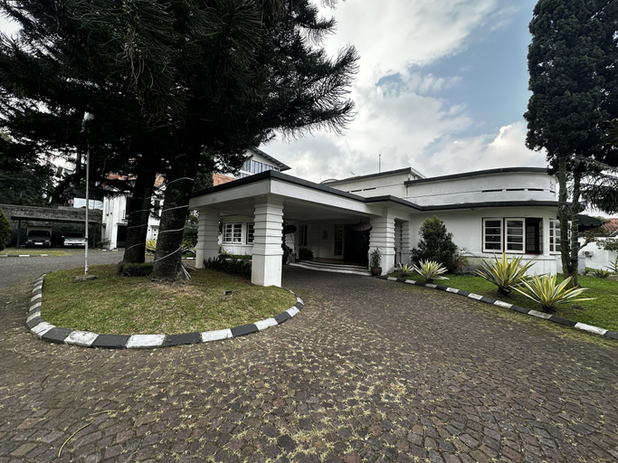 Front of property 3, Townhouse Oak Casa D'Ladera Bandung, Bandung