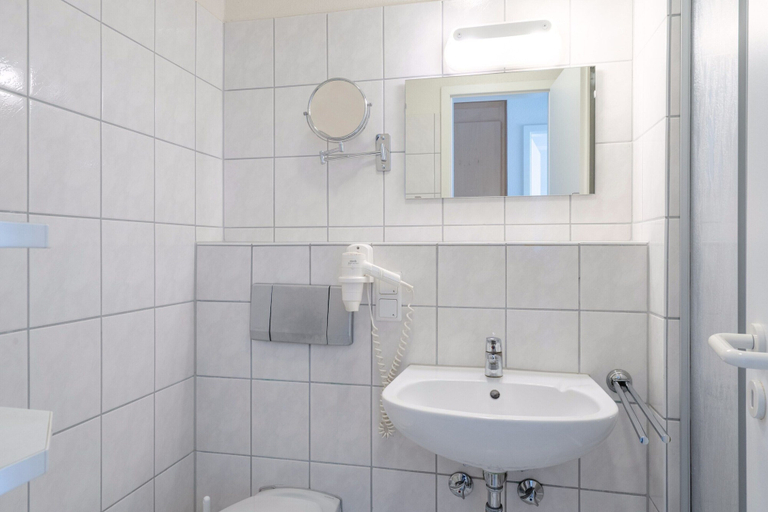 Bathroom 2, Helle und Gemutliche Ferienwohnung mit Balkon in Sellin, Vorpommern-Rügen