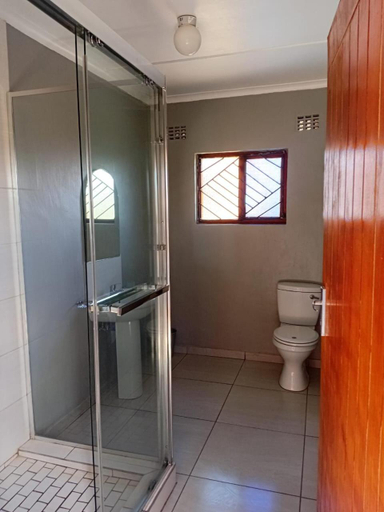 Others 4, Radies Bed and Breakfast, Chris Hani