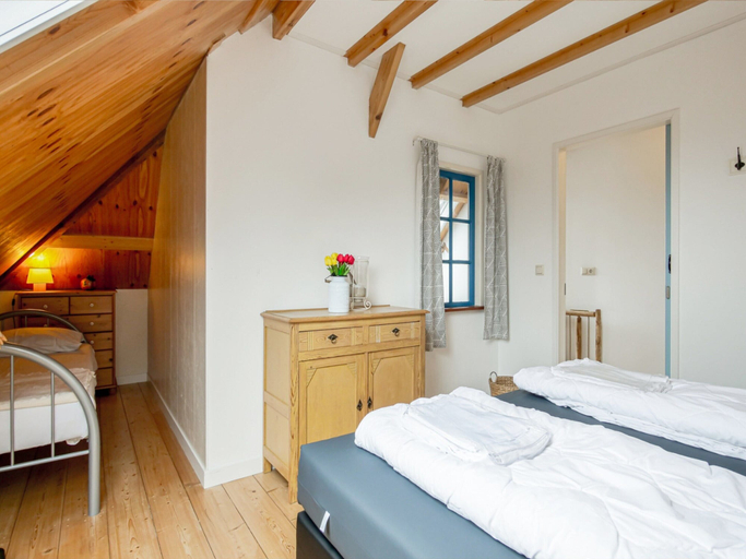 Room 2, Cozy Vacation Rental in a Former Farmhouse, Surrounded by Nature, Zijpe