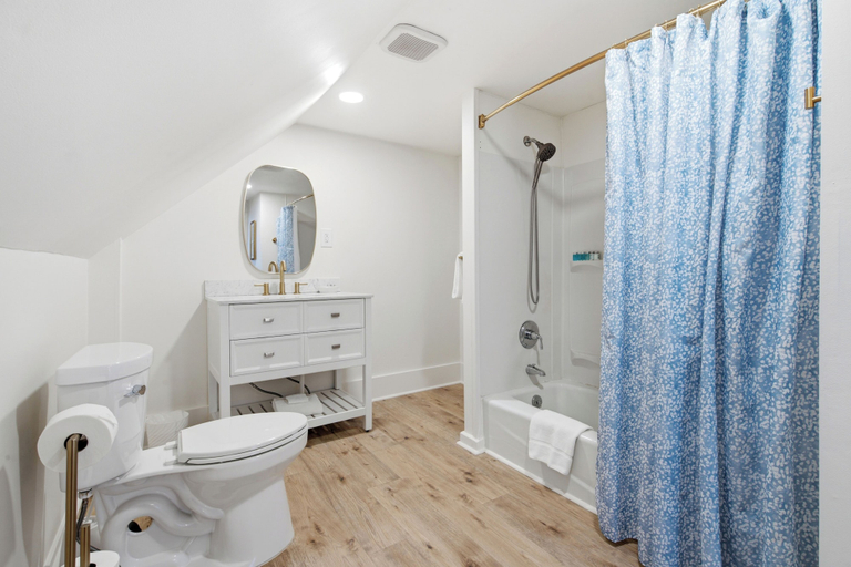 Bathroom 4, Greenleaf Inn, Lincoln