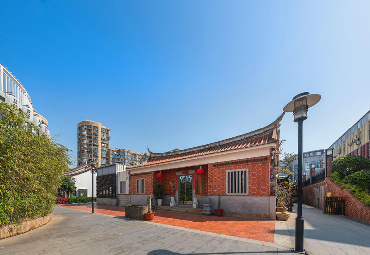 Exterior & Views