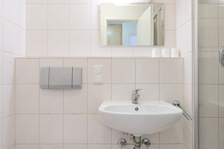 Bathroom 3, Ferienwohnung im Seepark Sellin mit Balkon und Wlan, Vorpommern-Rügen