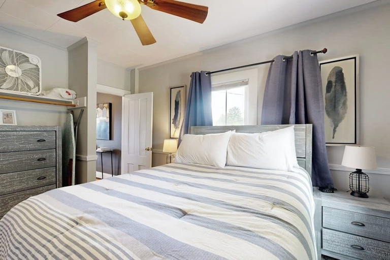 Room 3, Charming, Historic Cottage With Modern Upgrades - Stroll to Dining & Attractions, Lincoln