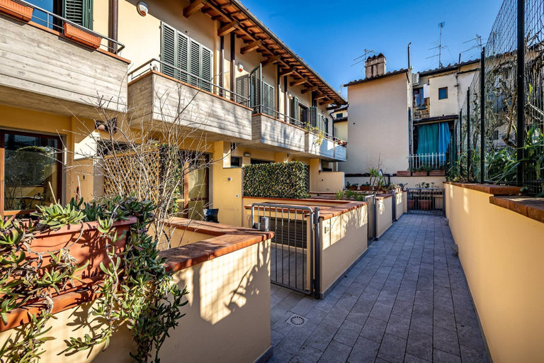 Exterior 2, Giano Della Bella, Florence