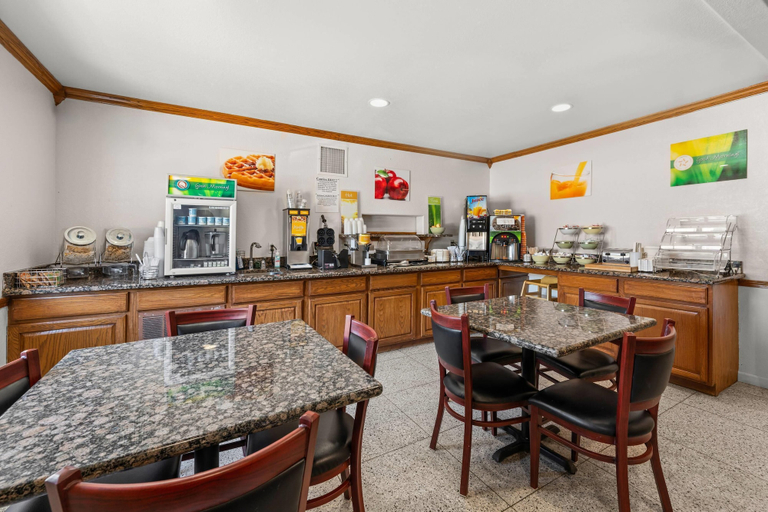 Food & Drinks 5, Quality Inn Dodge City, Ford