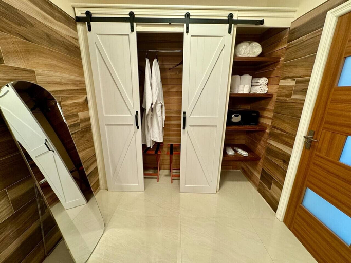 Bathroom 5, BTS7