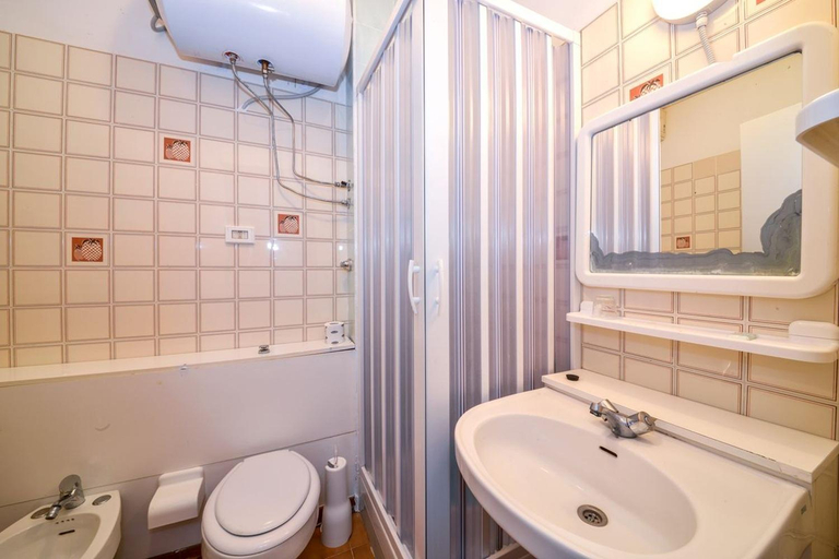 Bathroom 3, Residence Julia, Foggia