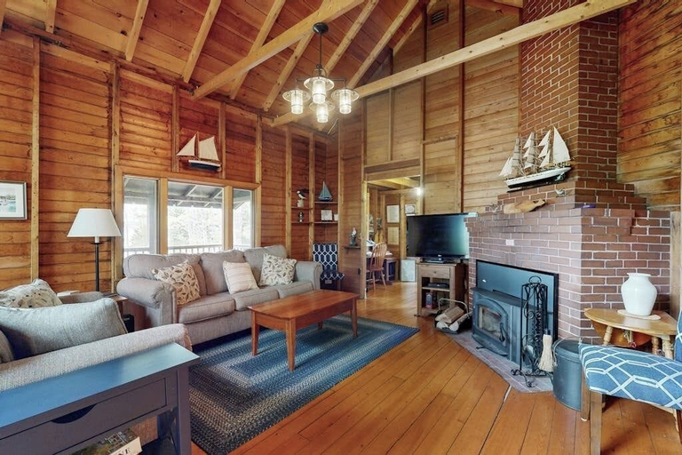 Living area 2, River View Home w/ Lovely Deck, Views & Fireplace, Lincoln