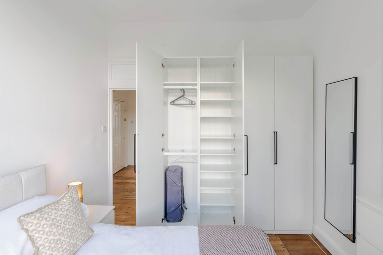 Room 2, Generous 2-bed Apartment Near Queen's Park, London