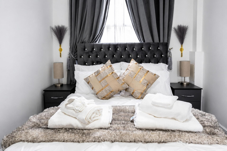 Room, One Bedroom Luxury Apartment, London