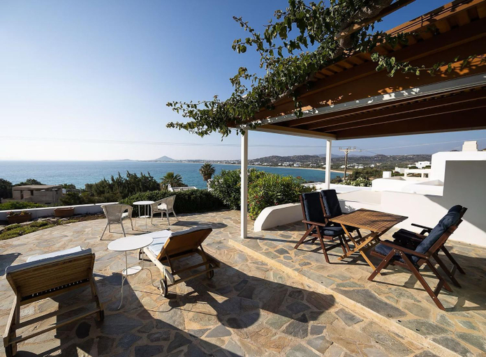 2, Charming Naxos Villa, Ocean Views, Modern Comfort, Tranquil Escape, South Aegean