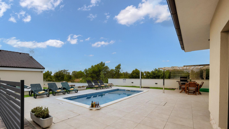 Sport & Beauty 4, Villa Shaula 2, Bilice