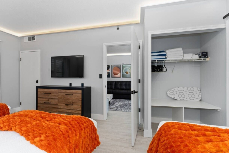 Room 2, Staysky Suite Near Universal Pool & Parking, Orange
