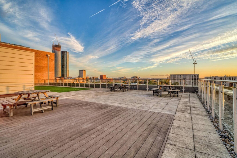 Outdoor dining 2, City View Apartment Near Manchester City Centre, Manchester