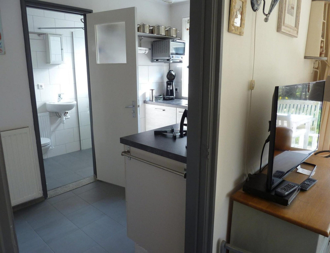 Private kitchen 4, Family Bungalow With Enclosed Garden, Veere