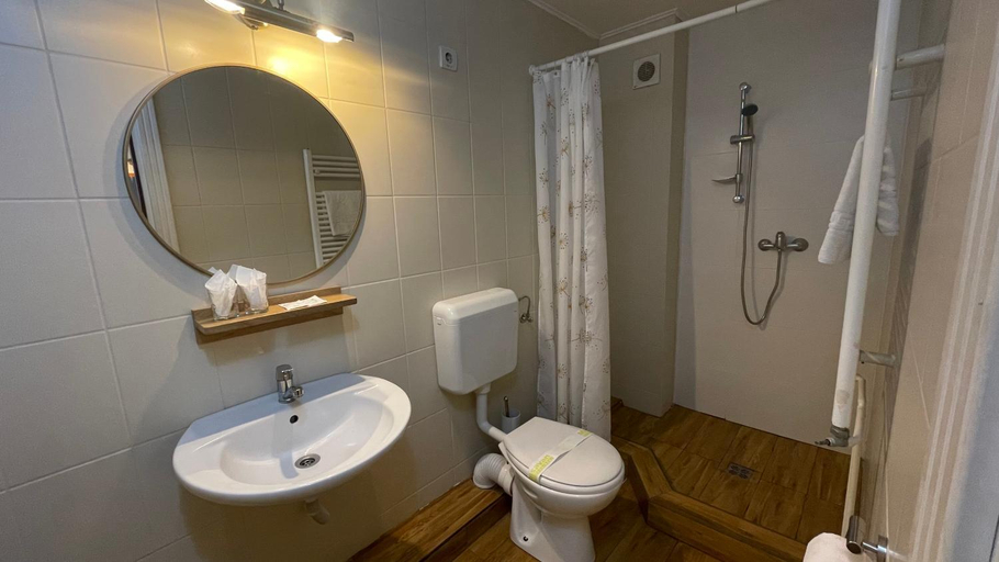 Bathroom 3, Pensiunea Olt Centrum/ Olt Centrum panzio, Baile Tusnad
