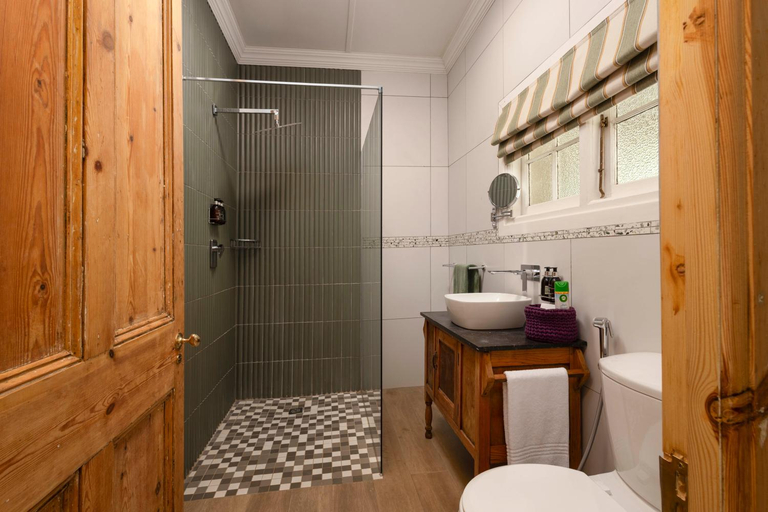 Bathroom 4, Glen Eden Lodge, Umgungundlovu