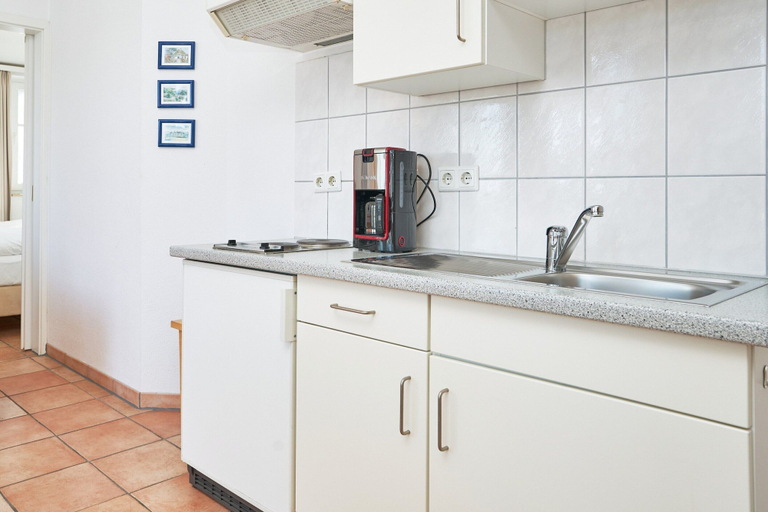 Private kitchen, Moderne Ferienwohnung im Seepark Sellin mit Balkon, Vorpommern-Rügen