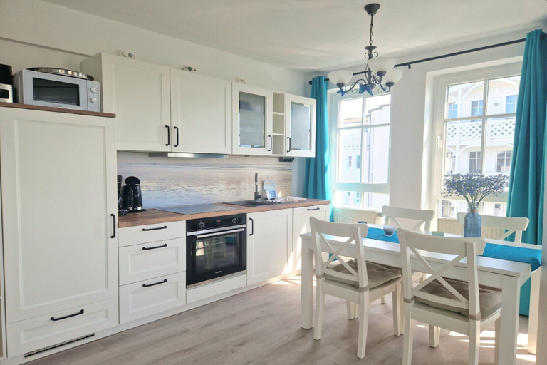 Private kitchen 4, Stilvolle Ferienwohnung mit Gemutlichem Balkon in Sellin, Vorpommern-Rügen