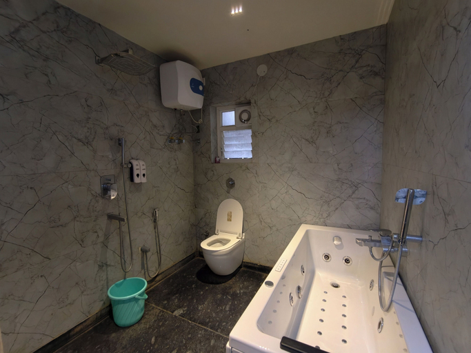 Bathroom 2, Bangla Queen Hotel & Banquet Digha, Purba Medinipur