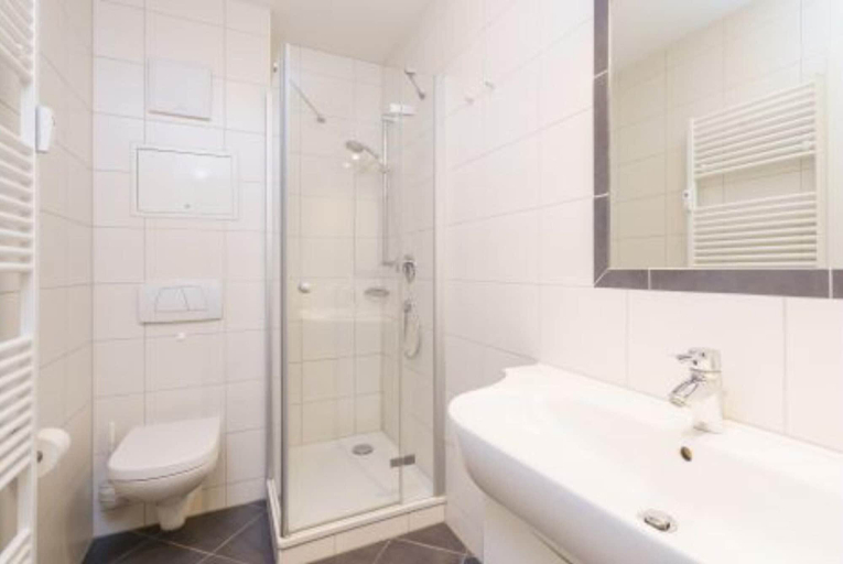 Bathroom 3, Ferienwohnung mit Balkon und Freizeitangeboten in Sellin, Vorpommern-Rügen
