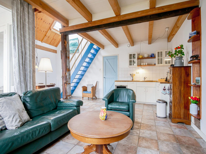 Living room 5, Cozy Vacation Rental in a Former Farmhouse, Surrounded by Nature, Zijpe