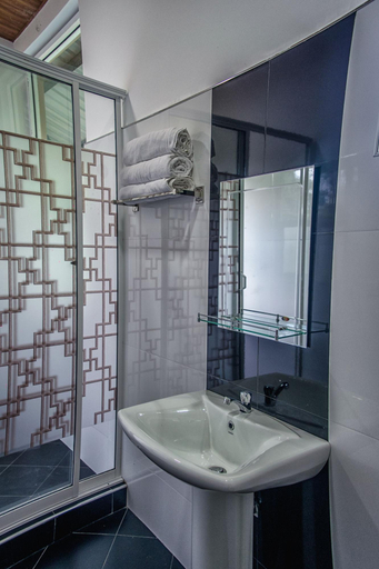 Bathroom 3, Wildescape Polonnaruwa, Thamankaduwa