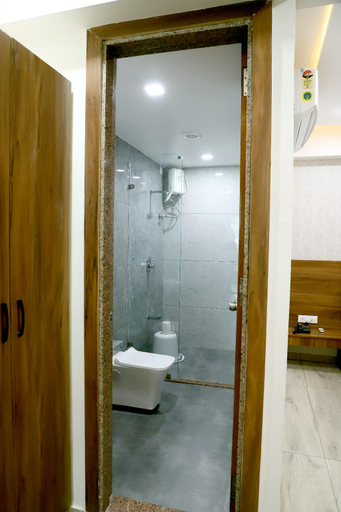 Bathroom, HOTEL THE GULMOHAR INN, Mahesana
