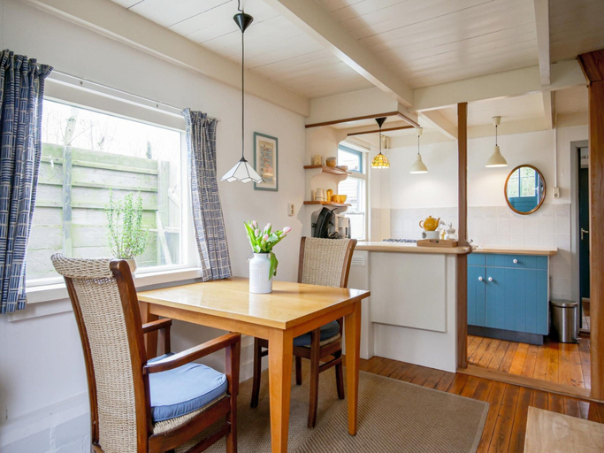 Dining 5, Holiday Home in Callantsoog Near Beach, Zijpe