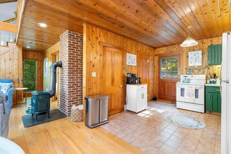Private kitchen 2, Kinney Cabin: 5-bedroom Lakefront Home, Lincoln