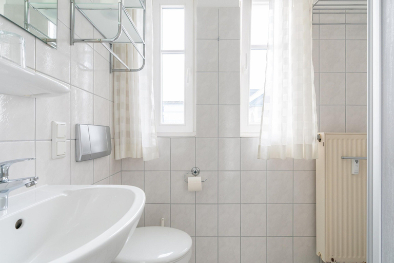 Bathroom, Fantastisches Studio im Seepark Sellin mit Balkon, Vorpommern-Rügen