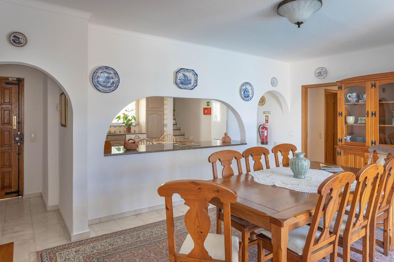 5, SILVER · BEAUTIFUL 4 BEDROOM VILA JUST STEPS TO TH, Lagoa