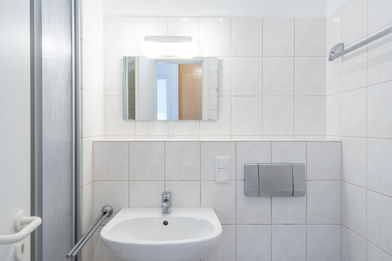 Bathroom 2, Lichtdurchflutete Ferienwohnung mit Balkon in Sudostlage in Sellin, Vorpommern-Rügen