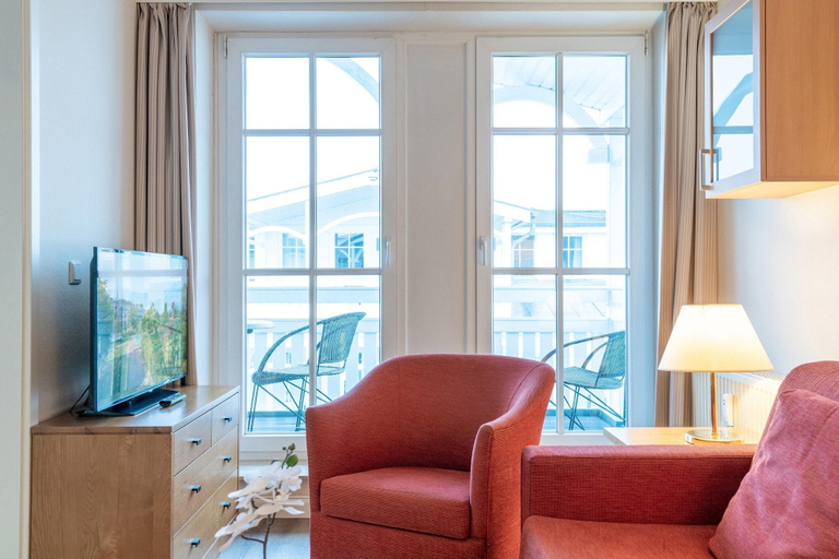 Living room 3, Geschmackvoll Eingerichtete Ferienwohnung mit Grossem Balkon in Sellin, Vorpommern-Rügen