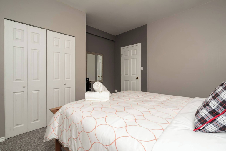 Room 2, Spacious Oasis 2 bed Suite With Private Entrance, Division No. 6