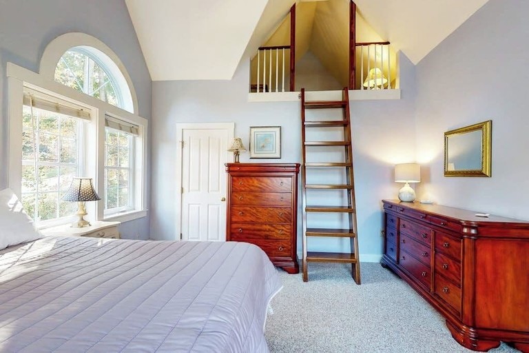 Room 4, Harbor House, Knox