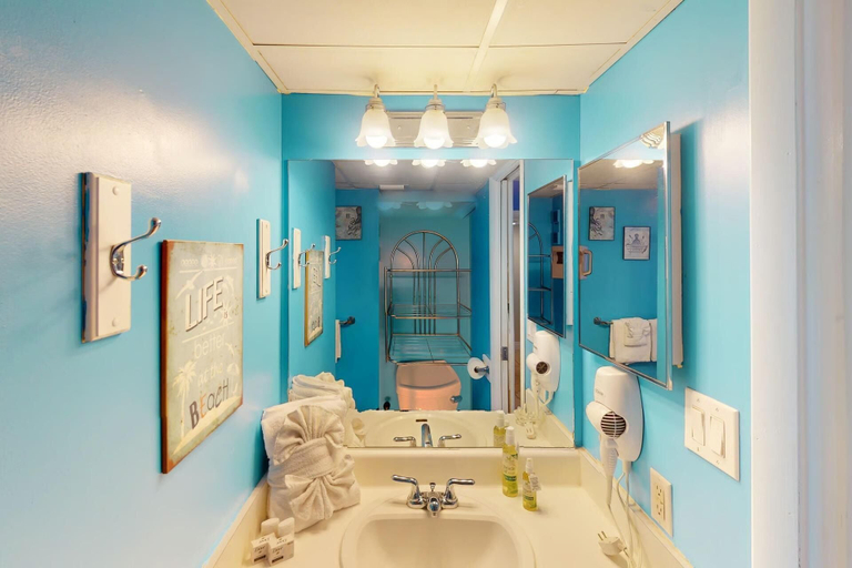 Bathroom 4, Sunbird 111w, Bay