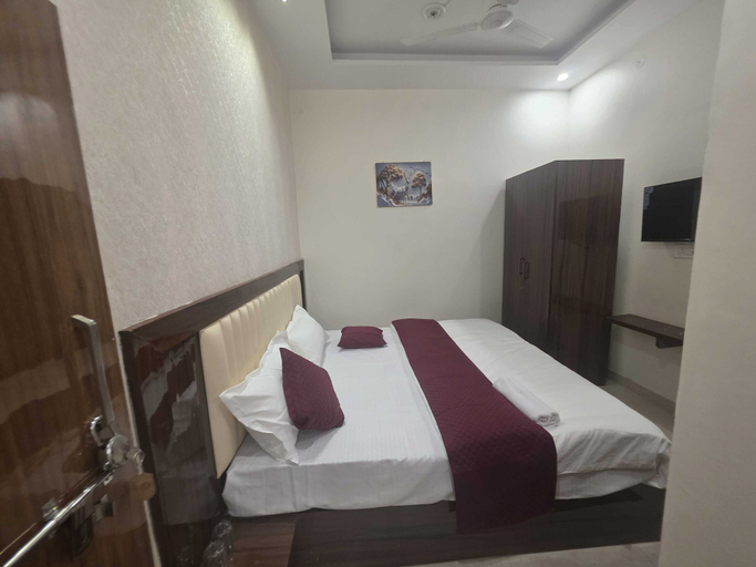 Room 5, Hotel O Tiruvallur Bus Terminal, Kaushambi