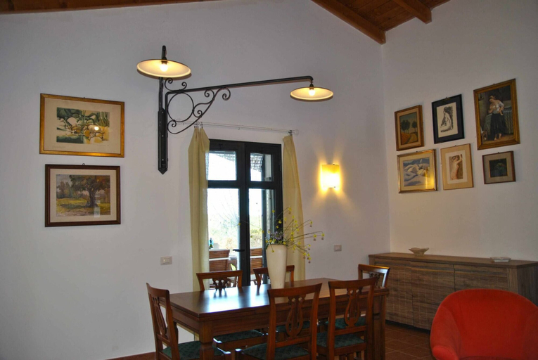 Lounge 2, Red Roses Flat in a Semi-detached Villa, Latina