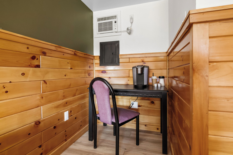 Others 5, Wolfjaw Lodge, Essex