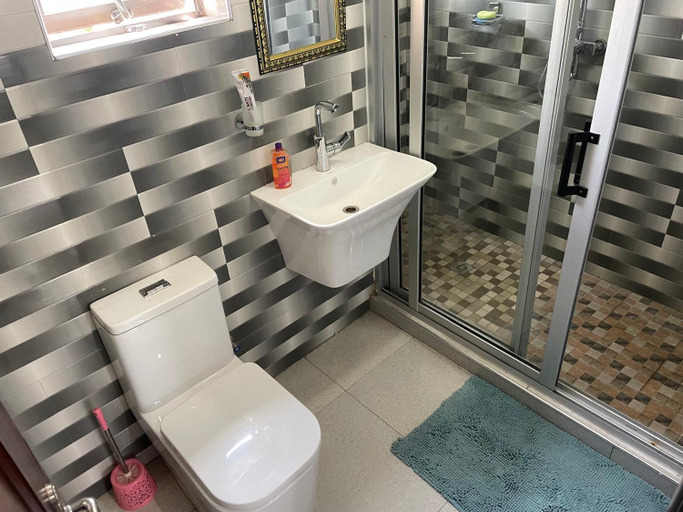 Bathroom 2, Royal Suites Apartments, Lusaka