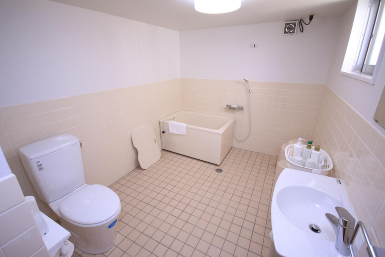 Bathroom 3, Minsyuku Funatsukiba, Ishigaki