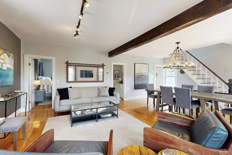 Living area 4, Charming, Historic Cottage With Modern Upgrades - Stroll to Dining & Attractions, Lincoln