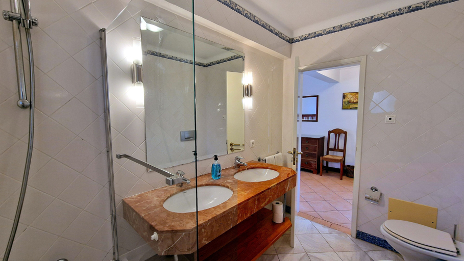 Bathroom 5, Villa Albatroz, Santa Cruz