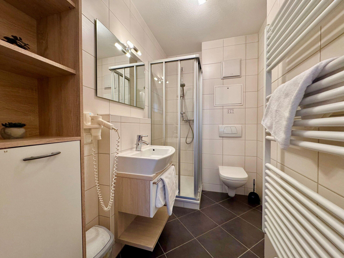 Bathroom 3, Ferienwohnung Ostseenah mit Balkon und Ahoi-rabatt, Vorpommern-Rügen