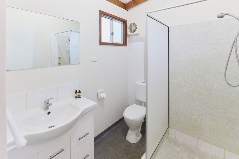 Bathroom 3, Rose Gardens Holiday Park, Albany