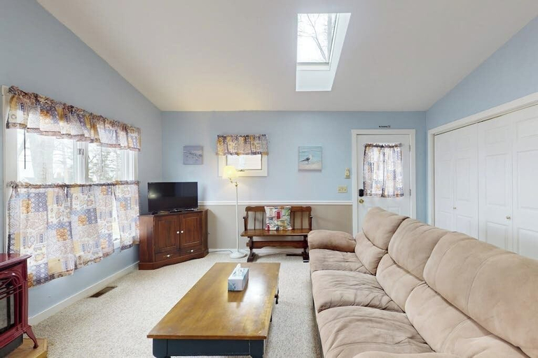 Living area 4, Charming Cottage With Ocean Views, Wifi, and Washer and Dryer, Lincoln